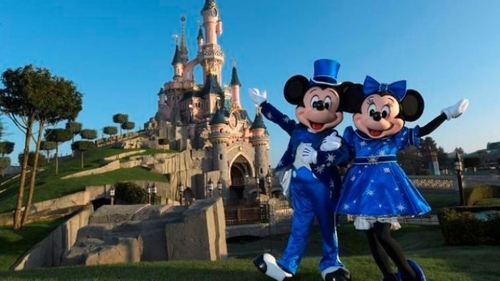  Disneyland Paris :  des agents de sécurités demande à une maman...
